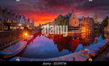 Sonnenuntergang über Brügge mit mittelalterlicher Architektur und friedlichen Kanälen in Belgien. Stockfoto