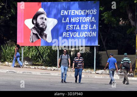 Havanna, Kuba. November 2025. Fußgänger gehen an einer Plakatwand vorbei, auf der das Porträt des kubanischen Revolutionsführers Fidel Castro in Havanna, der Hauptstadt Kubas, dargestellt ist, 5. November 2025. Quelle: Joaqu¨ªn Hern¨¢ndez/Xinhua/Alamy Live News Stockfoto