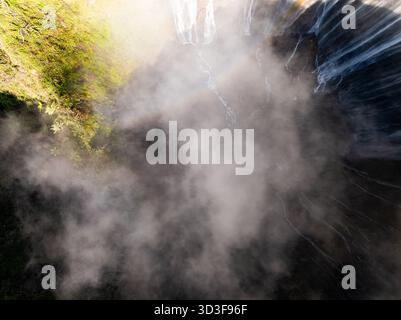 Blick aus der Vogelperspektive auf die Tumpak Sewu Wasserfälle, auch bekannt als Coban Sewu. Die wunderschönen Tumpak Sewu Wasserfälle sind eine Touristenattraktion in Ost-Java, Indonesien.A Stockfoto