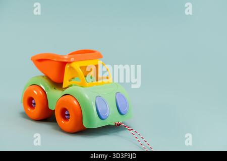 Ein Spielzeugwagen auf einem isolierten Hintergrund, ein Ort für Text Stockfoto