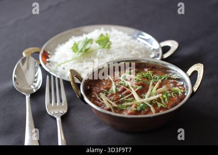 Reis und Kidneybohnen, auch rajma chawal genannt, sind ein beliebtes Hauptgericht in indischen Haushalten. Stockfoto