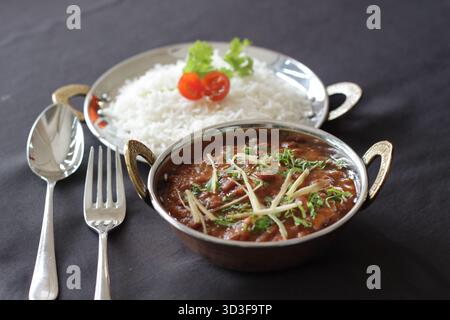 Reis und Kidneybohnen, auch rajma chawal genannt, sind ein beliebtes Hauptgericht in indischen Haushalten. Stockfoto