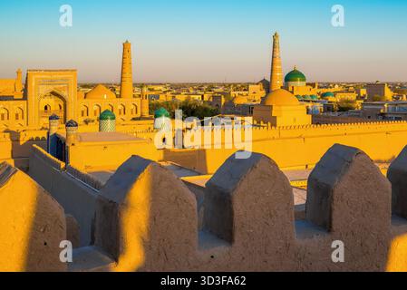 Goldenes Sonnenuntergangslicht über Itchan Kala, der von der UNESCO ummauerten Stadt in Chiwa, Usbekistan Stockfoto