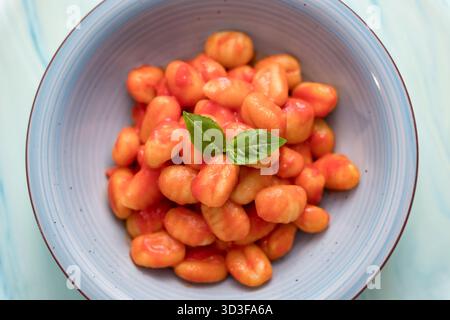 Kartoffelgnocchi mit reichhaltiger Tomatensauce und frischem Basilikum Stockfoto