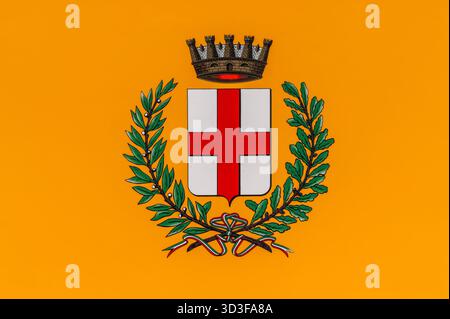 Mailänder Stadtwappen mit Kreuz, Krone und Lorbeerzweigen auf orangefarbenem Hintergrund Stockfoto