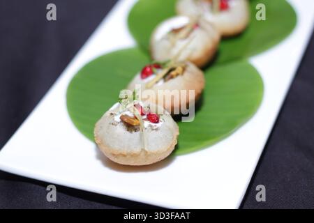Golgappa, auch Panipuri genannt, ist ein beliebtes indisches Street Food, das hauptsächlich in Nordindien zu finden ist. Stockfoto