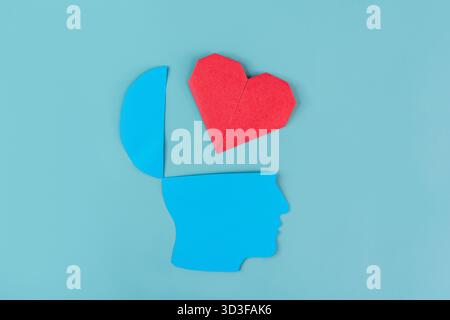 Ein offener menschlicher Kopf, gefüllt mit der Silhouette eines Herzens, das Konzept des Verliebens Stockfoto