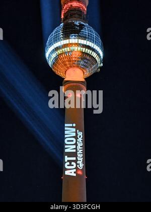 Berlin, Deutschland. November 2025. „Jetzt handeln“ steht auf dem Fernsehturm während einer Protestkampagne der Umweltorganisation Greenpeace. Die Aktivisten appellieren an Bundeskanzler Merz, auf der bevorstehenden Weltklimakonferenz in Brasilien mehr für den Klimaschutz zu tun und die bestehenden Ziele umzusetzen. Die Klimakonferenz COP30 mit zehntausenden Teilnehmern aus rund 200 Ländern beginnt offiziell am 10. November 2025. Quelle: Paul Zinken/dpa/Alamy Live News Stockfoto