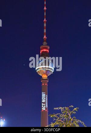 Berlin, Deutschland. November 2025. „Jetzt handeln“ steht auf dem Fernsehturm während einer Protestkampagne der Umweltorganisation Greenpeace. Die Aktivisten appellieren an Bundeskanzler Merz, auf der bevorstehenden Weltklimakonferenz in Brasilien mehr für den Klimaschutz zu tun und die bestehenden Ziele umzusetzen. Die Klimakonferenz COP30 mit zehntausenden Teilnehmern aus rund 200 Ländern beginnt offiziell am 10. November 2025. Quelle: Paul Zinken/dpa/Alamy Live News Stockfoto