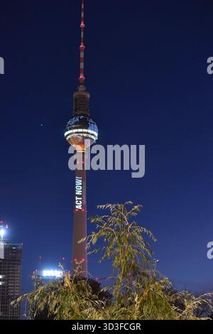 Berlin, Deutschland. November 2025. „Jetzt handeln“ steht auf dem Fernsehturm während einer Protestkampagne der Umweltorganisation Greenpeace. Die Aktivisten appellieren an Bundeskanzler Merz, auf der bevorstehenden Weltklimakonferenz in Brasilien mehr für den Klimaschutz zu tun und die bestehenden Ziele umzusetzen. Die Klimakonferenz COP30 mit zehntausenden Teilnehmern aus rund 200 Ländern beginnt offiziell am 10. November 2025. Quelle: Paul Zinken/dpa/Alamy Live News Stockfoto