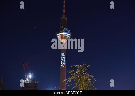 Berlin, Deutschland. November 2025. „Jetzt handeln“ steht auf dem Fernsehturm während einer Protestkampagne der Umweltorganisation Greenpeace. Die Aktivisten appellieren an Bundeskanzler Merz, auf der bevorstehenden Weltklimakonferenz in Brasilien mehr für den Klimaschutz zu tun und die bestehenden Ziele umzusetzen. Die Klimakonferenz COP30 mit zehntausenden Teilnehmern aus rund 200 Ländern beginnt offiziell am 10. November 2025. Quelle: Paul Zinken/dpa/Alamy Live News Stockfoto