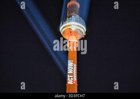 Berlin, Deutschland. November 2025. „Jetzt handeln“ steht auf dem Fernsehturm während einer Protestkampagne der Umweltorganisation Greenpeace. Die Aktivisten appellieren an Bundeskanzler Merz, auf der bevorstehenden Weltklimakonferenz in Brasilien mehr für den Klimaschutz zu tun und die bestehenden Ziele umzusetzen. Die Klimakonferenz COP30 mit zehntausenden Teilnehmern aus rund 200 Ländern beginnt offiziell am 10. November 2025. Quelle: Paul Zinken/dpa/Alamy Live News Stockfoto
