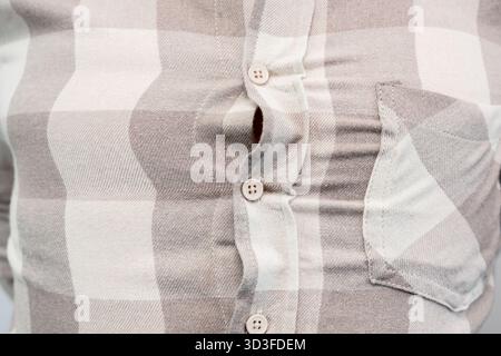 Nahaufnahme eines Mannes in einem engen Hemd, Hemd zu klein, übergewichtiger Mann Stockfoto