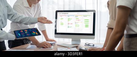 Projektplanungssoftware für ein zügiges Geschäftsprojektmanagement auf dem Computerbildschirm mit Zeitplandiagramm des Teamprojekts Stockfoto