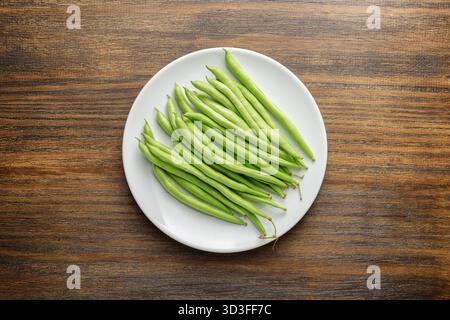 Draufsicht der frischen grünen Bohnen auf weißer Platte Stockfoto