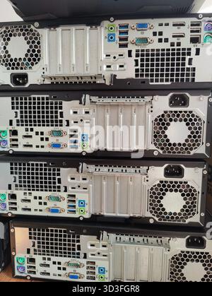 Nahaufnahme der hinteren E/A-Leiste eines Desktop-Computers (Small Form Factor PC) mit einer Vielzahl von Anschlüssen, einschließlich PS 2, Ethernet, USB, Displ Stockfoto