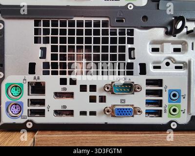 Nahaufnahme der hinteren E/A-Leiste eines Desktop-Computers (Small Form Factor PC) mit einer Vielzahl von Anschlüssen, einschließlich PS 2, Ethernet, USB, Displ Stockfoto