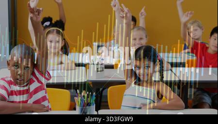 Acht Grundschüler heben im Klassenzimmer die Hände, mit farbigen Bleistiften auf weißen Schreibtischen Stockfoto