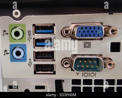 Nahaufnahme der hinteren E/A-Leiste eines Desktop-Computers (Small Form Factor PC) mit einer Vielzahl von Anschlüssen, einschließlich PS 2, Ethernet, USB, Displ Stockfoto