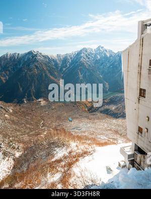 Tateyama Seilbahn entlang der Tateyama Kurobe Alpine Route im Herbst Winter, mit Blick auf die japanische alpenlandschaft Stockfoto