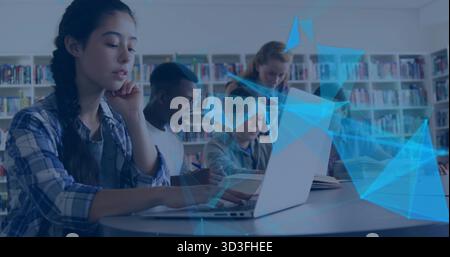 Mit einem gemeinsamen Quartett, das an einem Bibliothekstisch studiert, mit Laptop, offenen Lehrbüchern, Notizbüchern, Stiften Stockfoto