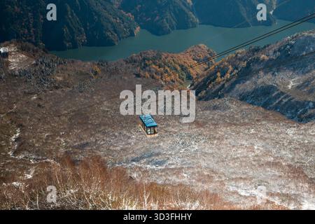 Tateyama Seilbahn entlang der Tateyama Kurobe Alpine Route im Herbst Winter, mit Blick auf die japanische alpenlandschaft Stockfoto