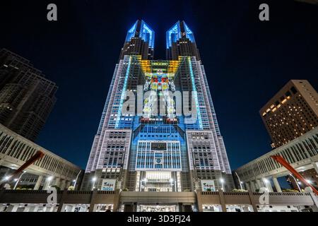 TOKYO Night & Light ist ein Projektionskartierungsprojekt, das das Tokyo Metropolitan Government Building nutzt und in der Abenddämmerung mit Gundam-Projektionen gesehen wird Stockfoto