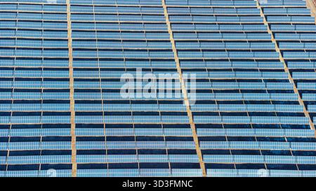 Solarmodule. Solarenergie. Umweltthema. Konzept der grünen Energie. Photovoltaik, alternative Stromquelle von oben. Stockfoto