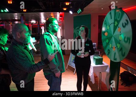 BINGO-KREUZFAHRT, GLÜCKSRAD, OSTSEE: Passagiere einer Bingo-Kreuzfahrt in der Ostsee zwischen Mariehamn und Stockholm konkurrieren mit einem Glücksrad um Preise aus einer nummerierten Box an Bord des Viking Line Cinderella Kreuzfahrtschiffes Foto: Rob Watkins Stockfoto