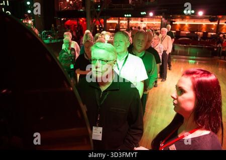 BINGO-KREUZFAHRT, GLÜCKSRAD, OSTSEE: Passagiere einer Bingo-Kreuzfahrt in der Ostsee zwischen Mariehamn und Stockholm konkurrieren mit einem Glücksrad um Preise aus einer nummerierten Box an Bord des Viking Line Cinderella Kreuzfahrtschiffes Foto: Rob Watkins Stockfoto