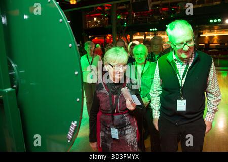 BINGO-KREUZFAHRT, GLÜCKSRAD, OSTSEE: Passagiere einer Bingo-Kreuzfahrt in der Ostsee zwischen Mariehamn und Stockholm konkurrieren mit einem Glücksrad um Preise aus einer nummerierten Box an Bord des Viking Line Cinderella Kreuzfahrtschiffes Foto: Rob Watkins Stockfoto