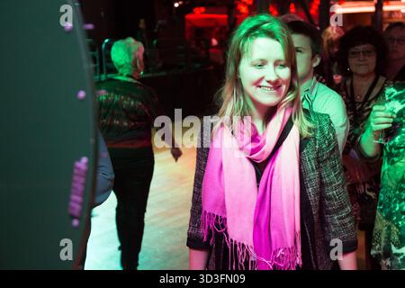 BINGO-KREUZFAHRT, GLÜCKSRAD, OSTSEE: Passagiere einer Bingo-Kreuzfahrt in der Ostsee zwischen Mariehamn und Stockholm konkurrieren mit einem Glücksrad um Preise aus einer nummerierten Box an Bord des Viking Line Cinderella Kreuzfahrtschiffes Foto: Rob Watkins Stockfoto
