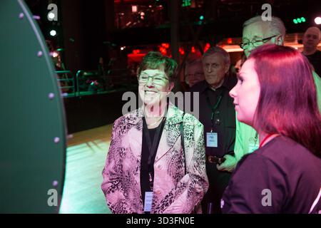 BINGO-KREUZFAHRT, GLÜCKSRAD, OSTSEE: Passagiere einer Bingo-Kreuzfahrt in der Ostsee zwischen Mariehamn und Stockholm konkurrieren mit einem Glücksrad um Preise aus einer nummerierten Box an Bord des Viking Line Cinderella Kreuzfahrtschiffes Foto: Rob Watkins Stockfoto