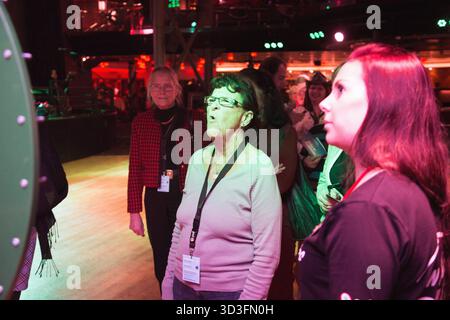 BINGO-KREUZFAHRT, GLÜCKSRAD, OSTSEE: Passagiere einer Bingo-Kreuzfahrt in der Ostsee zwischen Mariehamn und Stockholm konkurrieren mit einem Glücksrad um Preise aus einer nummerierten Box an Bord des Viking Line Cinderella Kreuzfahrtschiffes Foto: Rob Watkins Stockfoto