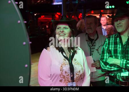 BINGO-KREUZFAHRT, GLÜCKSRAD, OSTSEE: Passagiere einer Bingo-Kreuzfahrt in der Ostsee zwischen Mariehamn und Stockholm konkurrieren mit einem Glücksrad um Preise aus einer nummerierten Box an Bord des Viking Line Cinderella Kreuzfahrtschiffes Foto: Rob Watkins Stockfoto