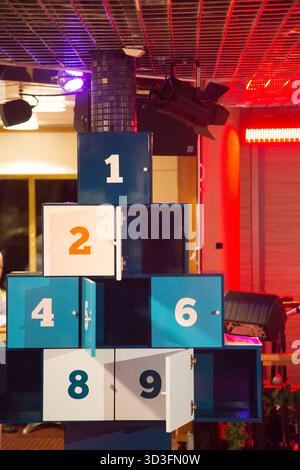 BINGO-KREUZFAHRT, GLÜCKSRAD, OSTSEE: Passagiere einer Bingo-Kreuzfahrt in der Ostsee zwischen Mariehamn und Stockholm konkurrieren mit einem Glücksrad um Preise aus einer nummerierten Box an Bord des Viking Line Cinderella Kreuzfahrtschiffes Foto: Rob Watkins Stockfoto