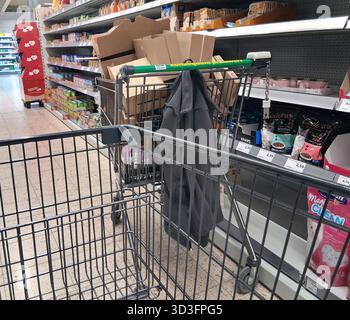 Marktkauf - Einkauf zu Zeiten von Inflation. Marktkauf - Einkauf in einem Supermarkt oder Discounter *** Marktkauf Einkaufen in Zeiten der Inflation Marktkauf Einkaufen in einem Supermarkt oder Discounter Stockfoto