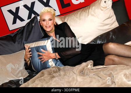Brigitte Nielsen beim XXXLutz x Marcel Remus Collection Launch im Premium-Möbel- und Einrichtungshaus XXXLutz. Nürnberg, 05.11.2025 *** Brigitte Nielsen bei der XXXLutz x Marcel Remus Collection Launch im Premium Möbel- und Innenausstatter XXXLutz Nürnberg, 05 11 2025 Foto:xAgenturxWehnertx/xGränzdörferx/xFuturexImagex remus 5161 Stockfoto