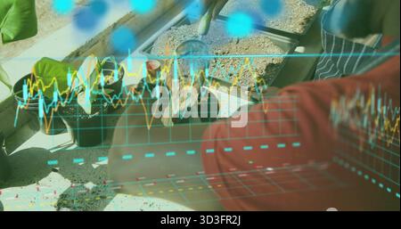 Pflanzen von Freunden in rotes Hemd gestreifte Schürze, die Setzlinge auf sonniger Terrasse anordnen Stockfoto