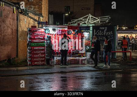 Ein Verkaufsstand, der an einem Spieltag eine große Auswahl an offiziellen FC Liverpool Fussballschals auf einer Straße vor dem Anfield-Stadion verkauft. Stockfoto