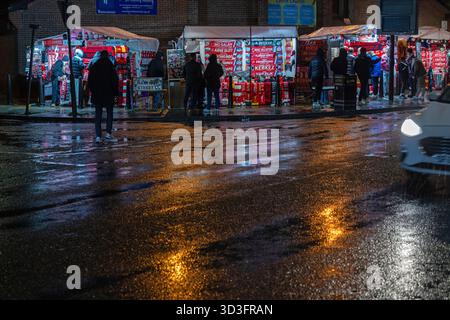 Ein Verkaufsstand, der an einem Spieltag eine große Auswahl an offiziellen FC Liverpool Fussballschals auf einer Straße vor dem Anfield-Stadion verkauft. Stockfoto