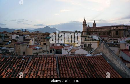 Ein Panorama über das historische Zentrum von Palermo in Sizilien, Italien, von einem Dach im Viertel Kalsa in der Abenddämmerung. Chiesa del Gesù aus dem 17. Jahrhundert rechts Stockfoto
