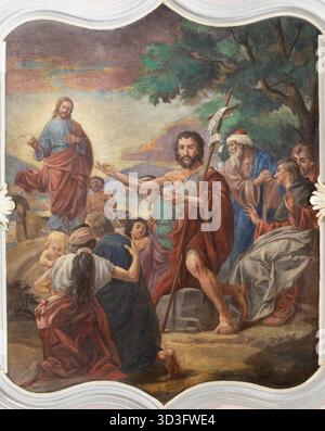BAD REICHENHALL, DEUTSCHLAND - 8. SEPTEMBER 2025: Das Fresko der Predigt des hl. Johannes des Täufers in der Kirche St. Johannes Spitalkirche Stockfoto