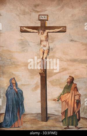 SALZBURG, ÖSTERREICH - 6. SEPTEMBER 2025: Das Fresko der Kreuzigung mit dem Heiligen Johannes und Maria (kleiner Kalvarienkalvariat) im Dom von Hans Fischer (1957). Stockfoto