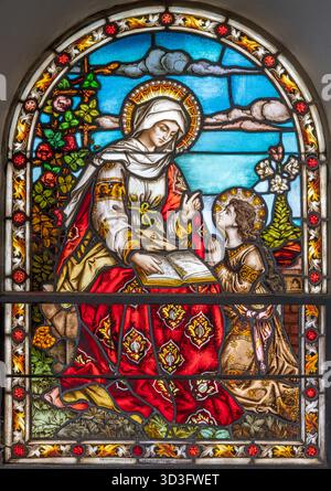 BAD REICHENHALL, DEUTSCHLAND - 8. SEPTEMBER 2025: Die St. Ann im Buntglas der Kirche St. Johannes Spitalkirche von Mayer’schen Hofkunstanstalt Stockfoto