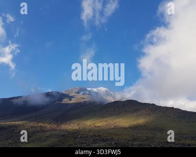 iew des Mount Ararat in der Türkei vom Basislager auf 3200 Metern über dem Meeresspiegel. Der schneebedeckte Berggipfel erhebt sich über felsige Hänge. Stockfoto