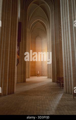 Atemberaubender Innenblick auf eine Kathedrale in Kopenhagen mit hohen Bogendecken und komplizierten Ziegeleien, die architektonische Schönheit und Ruhe zeigen Stockfoto