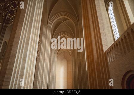 Atemberaubender Innenblick auf eine Kathedrale in Kopenhagen mit hohen Bogendecken und komplizierten Ziegeleien, die architektonische Schönheit und Ruhe zeigen Stockfoto