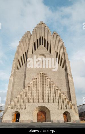 Das Bild fängt die majestätische Fassade einer historischen Kirche in Kopenhagen, Grundtvigs Kirke, ein und zeigt ihre komplizierten architektonischen Details und ihre Timele Stockfoto