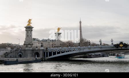 Ein malerischer Blick auf die Alexandre III Brücke in Paris mit dem berühmten Eiffelturm im Hintergrund. Die kunstvolle Brücke überquert die seine, Showcasi Stockfoto